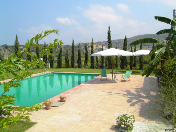 Piscina con parco per ricevimenti di matrimoni presso l'agriturismo Guarnera