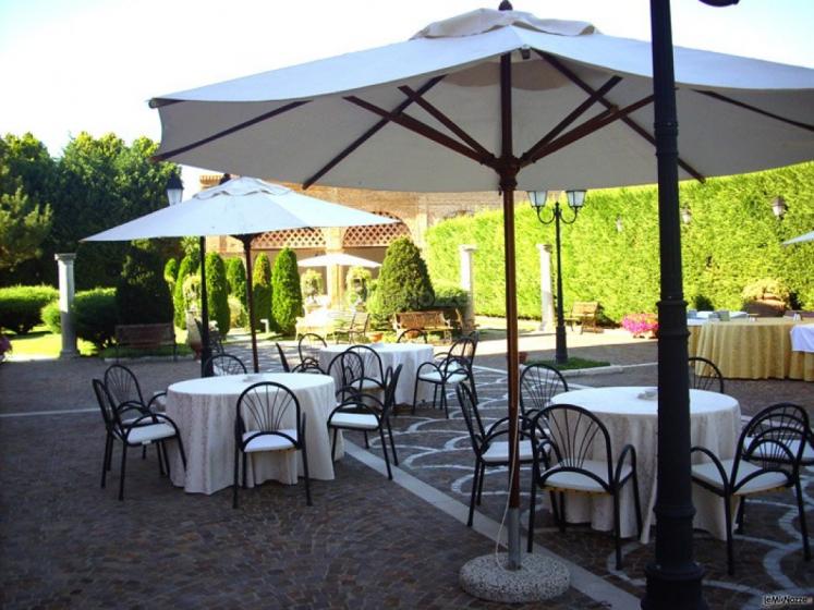 Tavoli in giardino per l'aperitivo di matrimonio