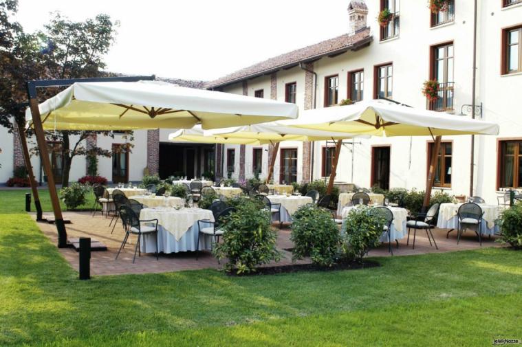 Allestimento del giardino per l'aperitivo di nozze