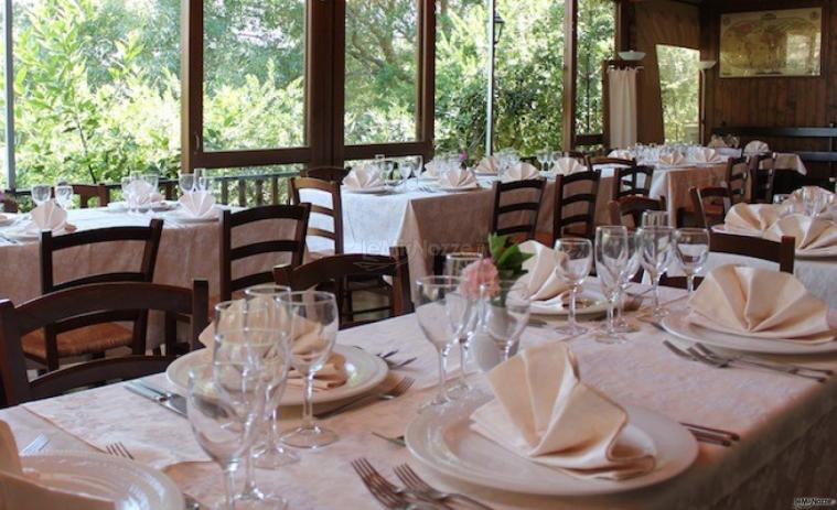 Allestimento tavoli per ricevimento di matrimonio presso l'agriturismo A Rametta