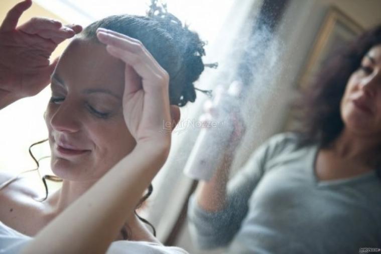 Foto della sposa durante la fase dell'acconciatura