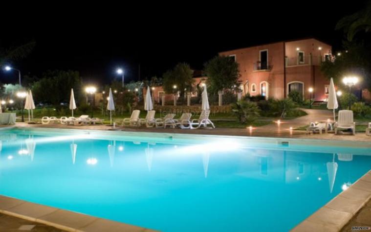 Ampia piscina luminosa disponibile presso il Agriturismo Badiula