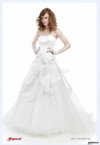 Abito da sposa con drappeggio sulla gonna