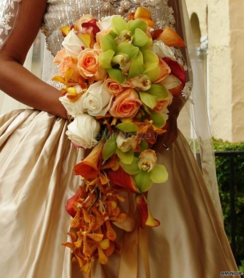 Bouquet a cascata di rose e calle