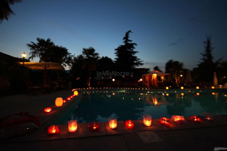 Allestimento con candele della piscina