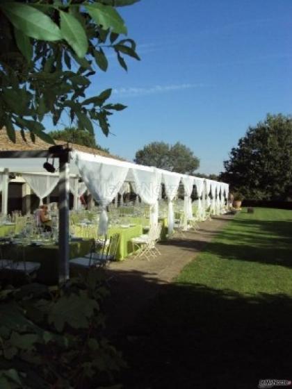 Allestimento di un matrimonio in verde sotto il gazebo