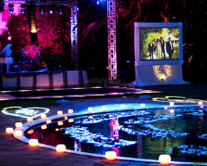 Allestimento della piscina per un ricevimento di matrimonio serale