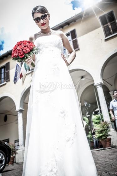 Foto della sposa con gli occhiali da sole