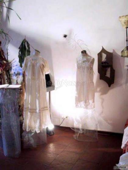 Atelier Il Bagatto - Abiti da sposa d'epoca esposti all'interno dell'atelier