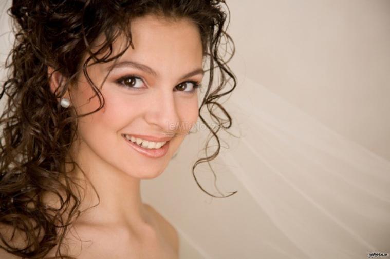 Trucco arancio e capelli naturali per la sposa