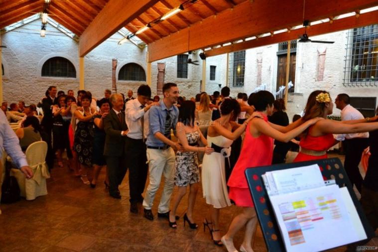 Invitati che fanno il trenino a suon di musica durante il ricevimento