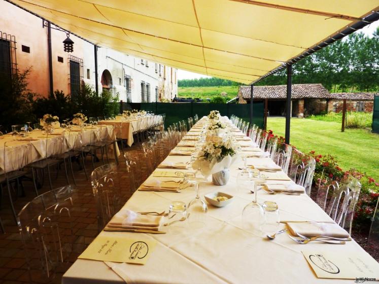 Tavoli allestiti per un matrimonio in giardino