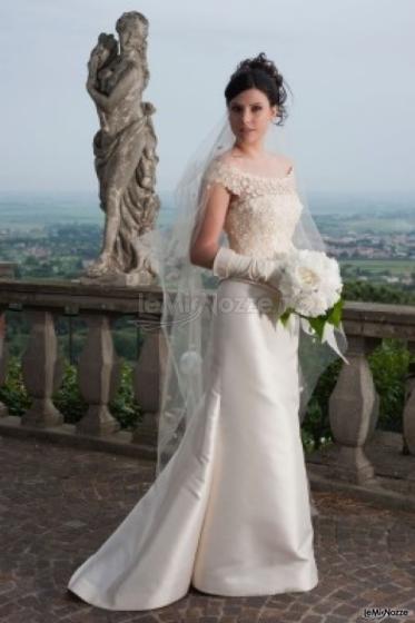 Vestito da sposa con guanti e corpetto ricamato