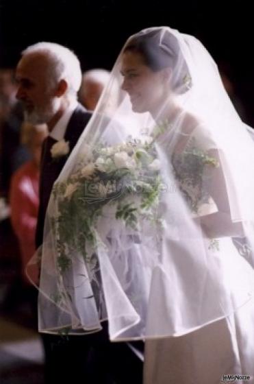 Foto della sposa con il padre durante la cerimonia di nozze