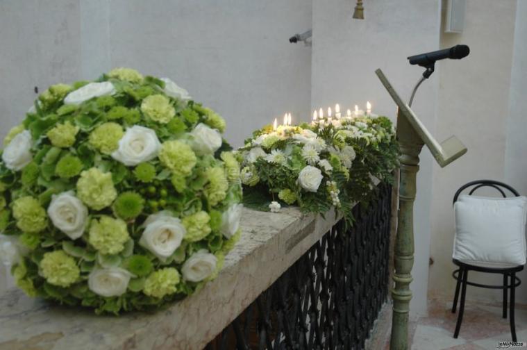 Sfere di fiori per la chiesa