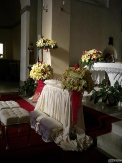 Fiori bianchi per la seduta degli sposi in chiesa