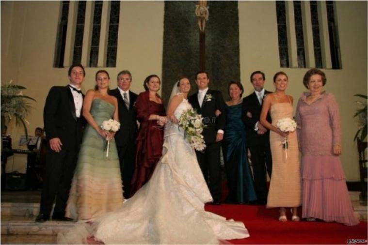 Fotografia degli sposi con i parenti dopo il matrimonio