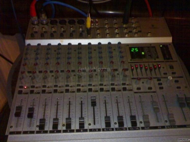 Mixer per la musica al matrimonio