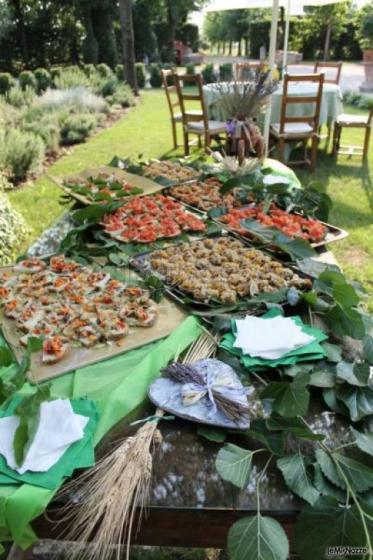 Buffet di antipasti serviti in giardino