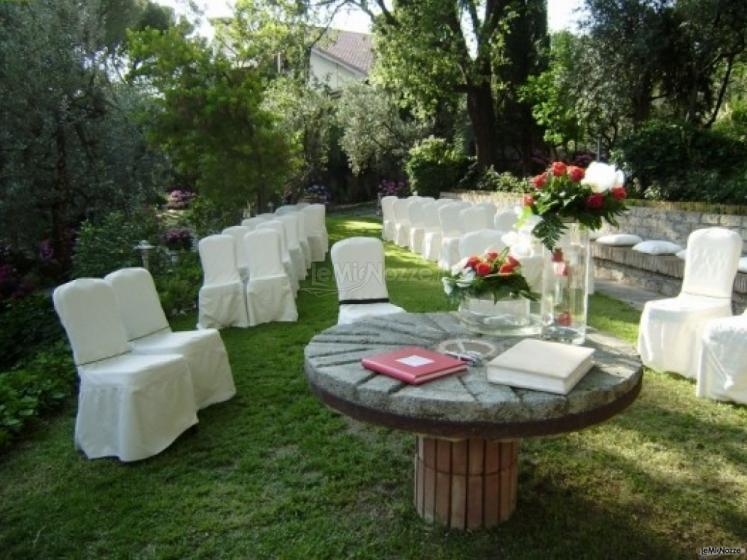 Celebrazione del matrimonio in giardino