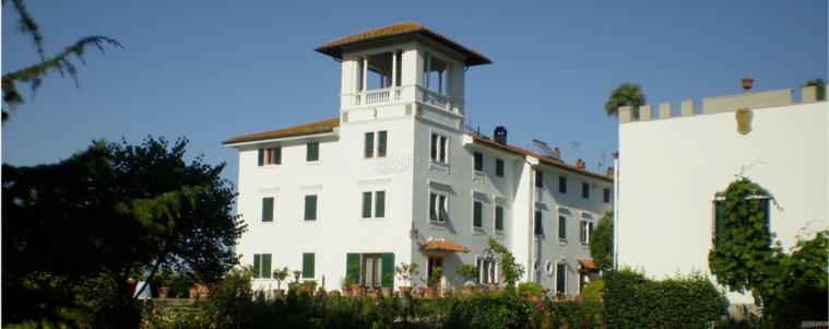 Facciata principale della villa