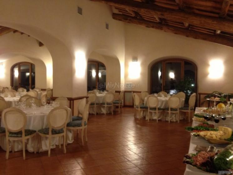 Sala interna del casale con travi a vista