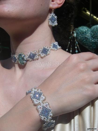 Collana e bracciale in microperle bianche e blu per la sposa