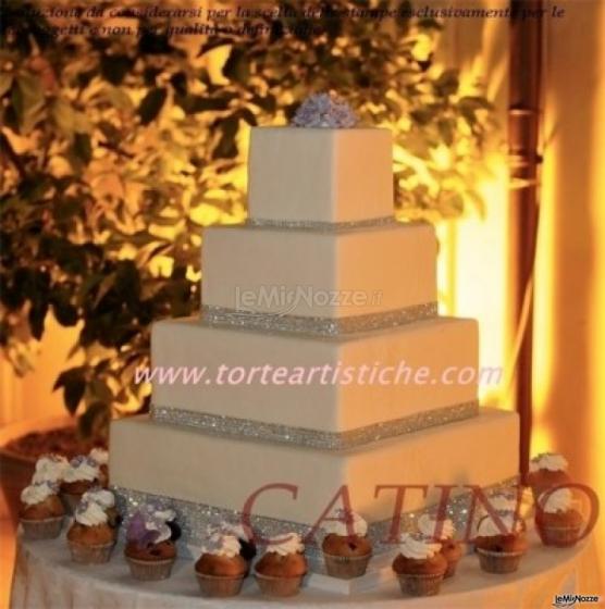 Torta nuziale con decorazioni in argento