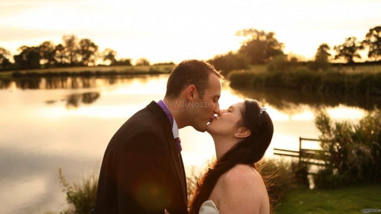 Il bacio romantico degli sposi