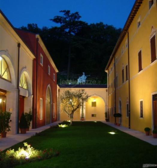 Cortile interno del borgo illuminato per la sera