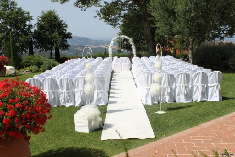 Allestimento del giardino per la cerimonia di matrimonio civile