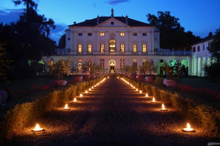 Ingresso illuminato alla villa