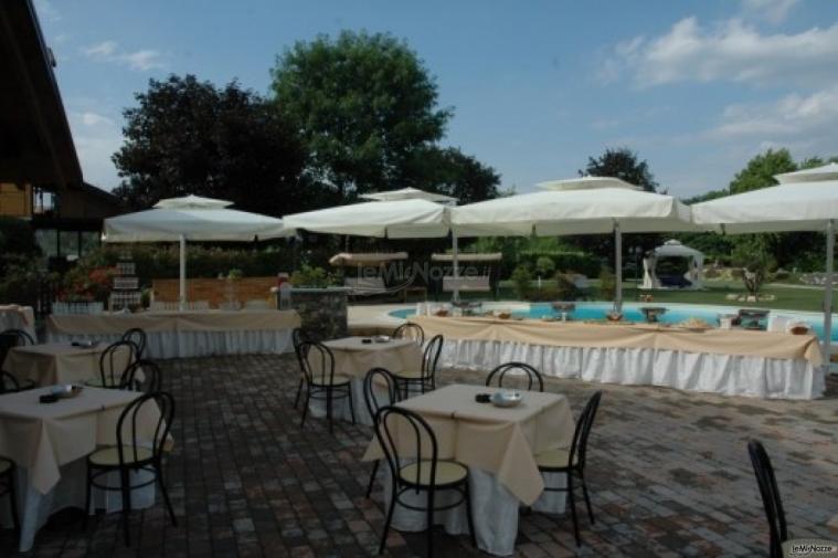 Ricevimento di matrimonio a bordo piscina