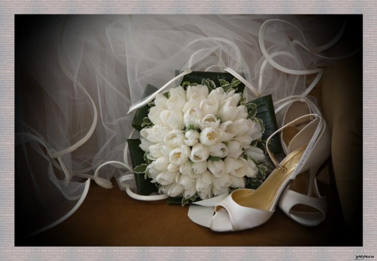 Scarpe e bounquet della sposa