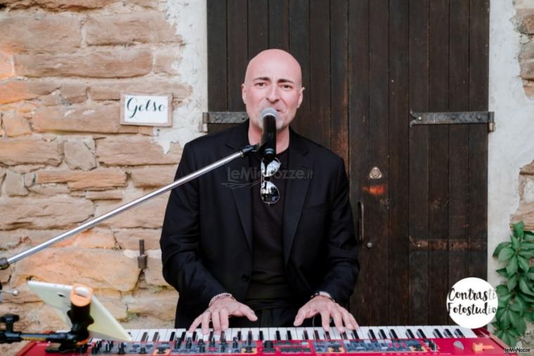 Davide Marani al piano elettrico e voce