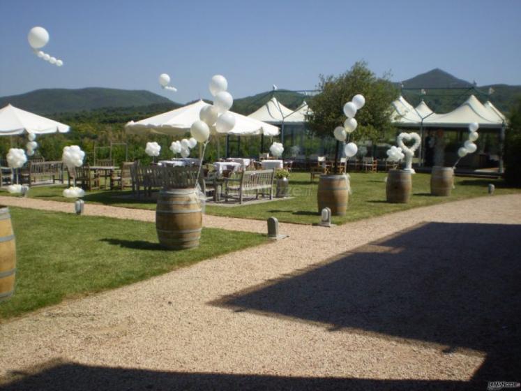 Palloncini per il ricevimento di matrimonio in giardino