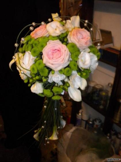 Bouquet della sposa con rose rosa e perle