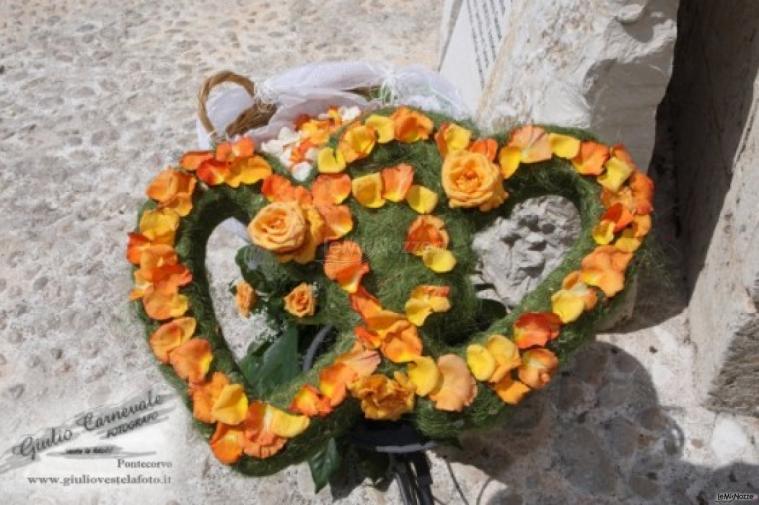 Decorazione di rose a forma di cuore per il matrimonio