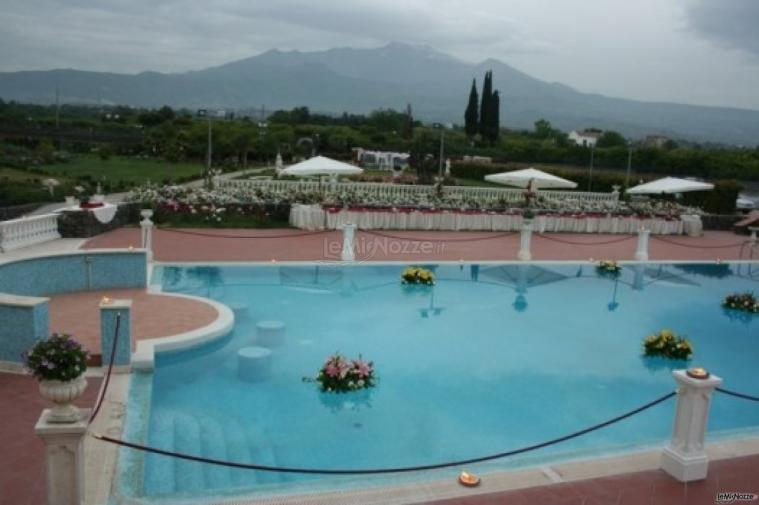 Buffet di matrimonio a bordo piscina