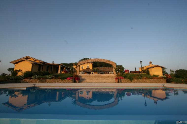 Ricevimento di matrimonio a bordo piscina