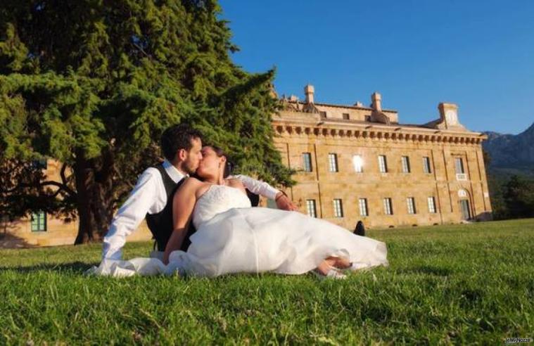 Foto del bacio degli sposi sul prato