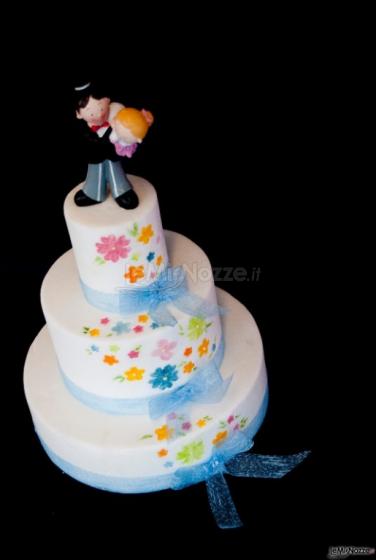 Torta di matrimonio con caketoppers sposi