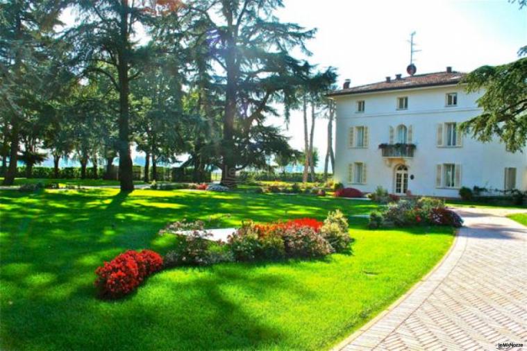 Meravigliosa passeggiata nel giardino della Villa Valfiori tra fiori profumati ed alberi imponenti