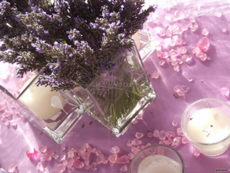 Allestimento con lavanda per il ricevimento di matrimonio