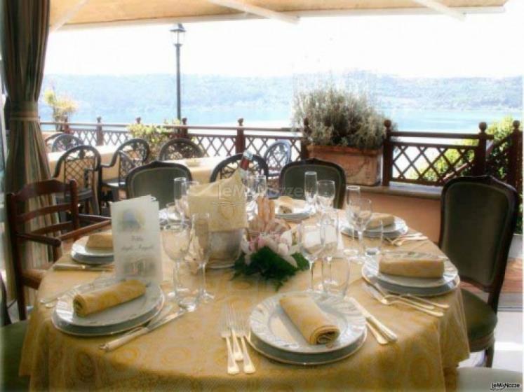 Tavoli per il matrimonio con vista lago