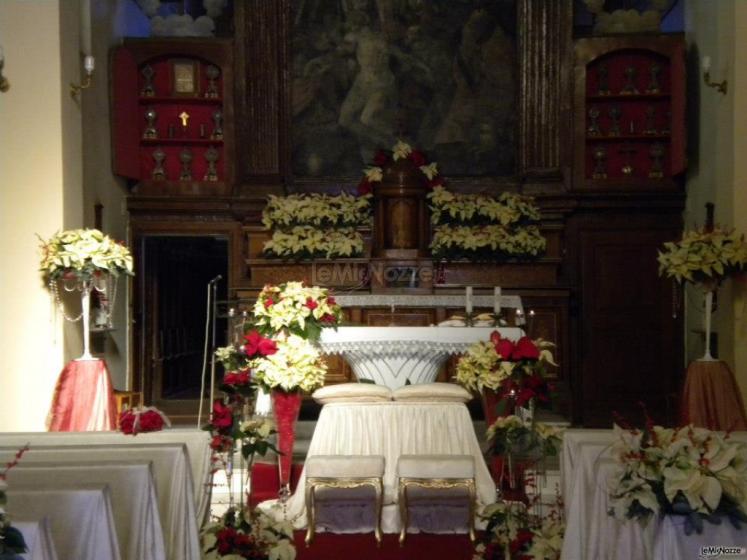 Allestimento floreale bianco e rosso per la cerimonia di matrimonio