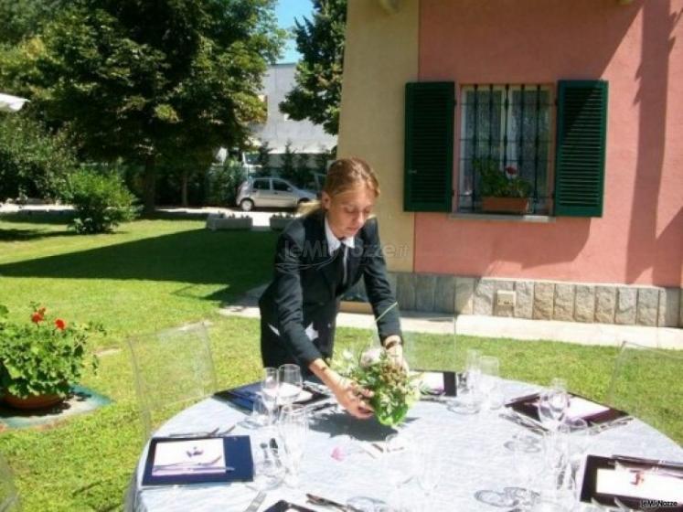 Preparazione dei tavoli per il matrimonio