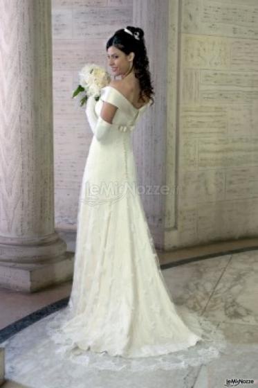 Vestito da sposa con scollo a barchetta e gonna con dettagli in pizzo