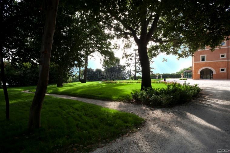 Viale d'ingresso e giardino della villa