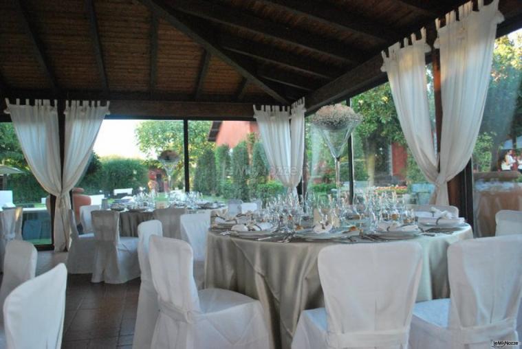 Allestimento della sala in stile total white